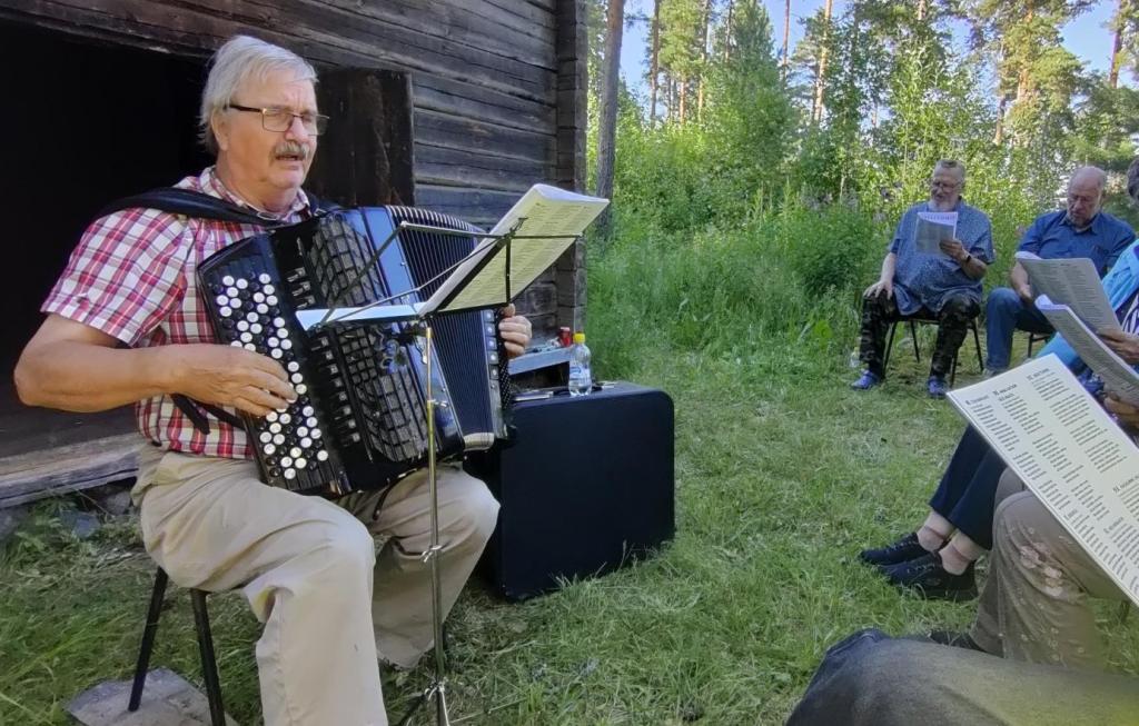 yhteislaulua tobiassoneilla 30. heinäkuuta kello 18