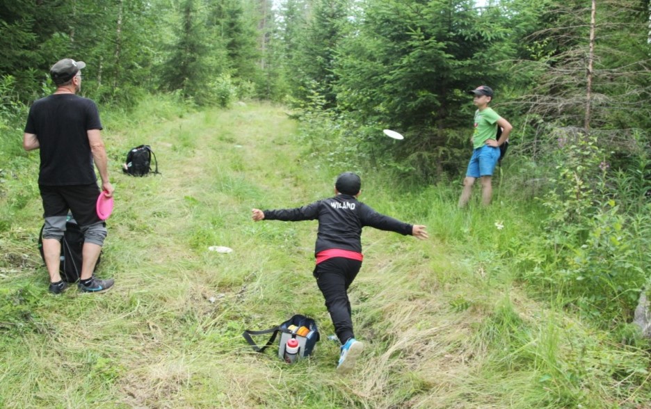 Frisbeegolffaajia. Kuva Arto Hyytiäinen