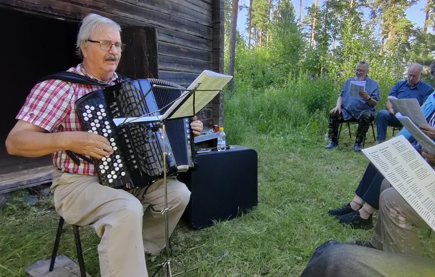 yhteislauluillat heinäkuussa torstaisin säestää kari keurulainen